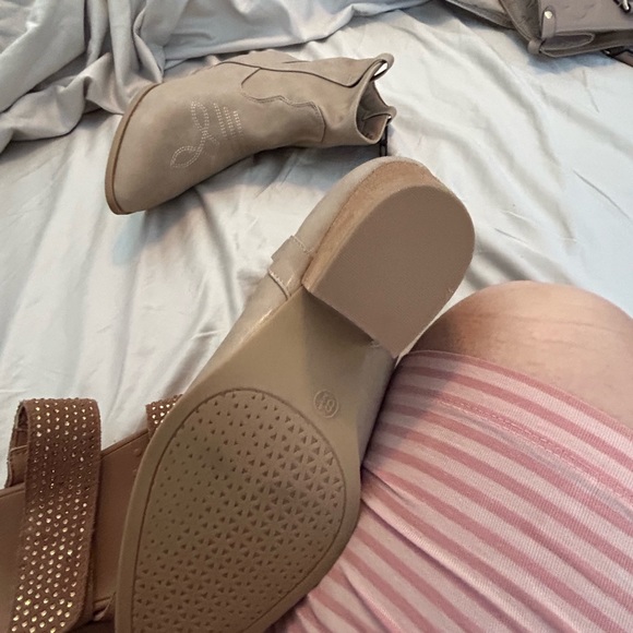 Ankle boots. - Picture 4 of 5